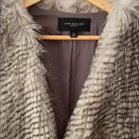Ann Taylor faux fur vest - Picture 3 of 4